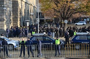 Един задържан преди протестите тази сутрин (Снимки)