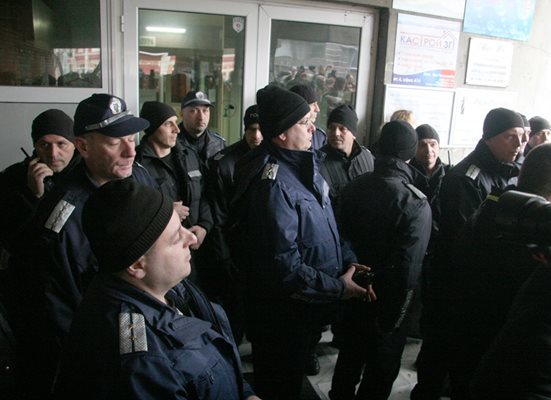 Полицаи пазят входа на окръжната прокуратура в Пловдив.