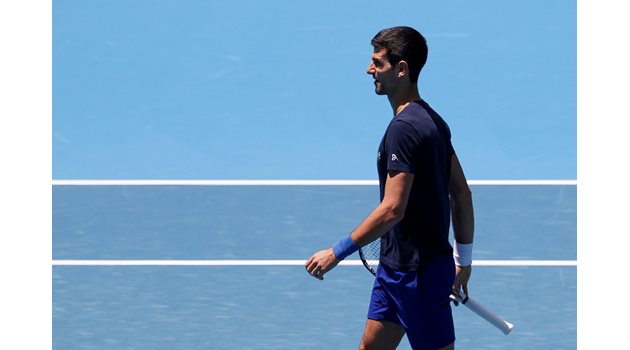 Световният №1 в тениса Новак Джокович тренира на корта в Мелбърн преди откритото първенство на Австралия, макар да не е ясно дали ще го пуснат да участва.



СНИМКА: РОЙТЕРС