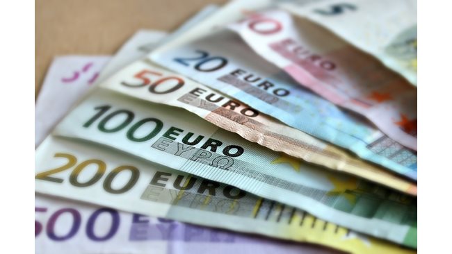 Курсът на еврото се котира над прага от 1,13 долара,