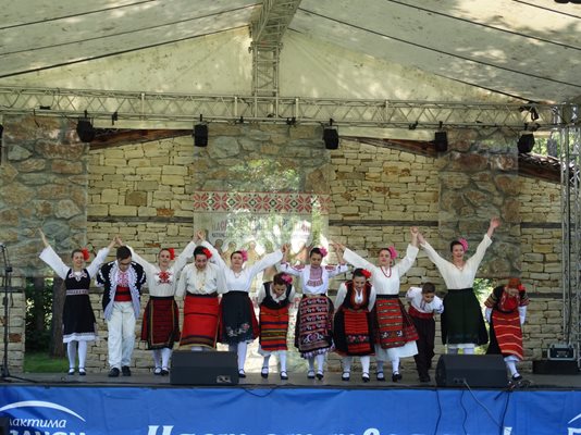 Певци, музиканти и танцьори от цяла България представят фолклора в в Арбанаси
Снимка: Сайт "НФФ"Насред мегдана в Арбанаси"