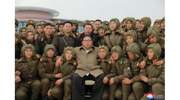 Ким Чен Ун се снима с войници.