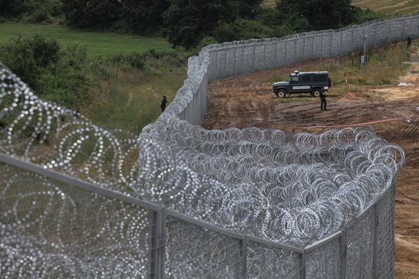 Охраната на границата с Турция ще бъде утроена, а ЕК ще финансира и допълнителни огради.

СНИМКА: “24 ЧАСА”