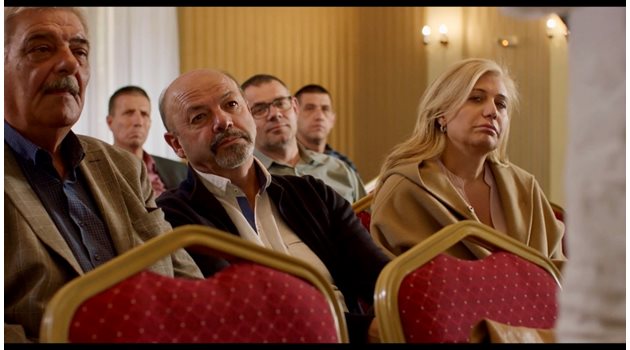 Кадър от филма, в който е Емил Терзийски (в средата), който е директорът на земеделската гимназия “Климент Тимирязев” в Сандански.