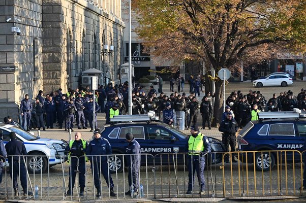 Седем протеста блокират центъра на София днес.
СНИМКИ: ГЕОРГИ ПАЛЕЙКОВ