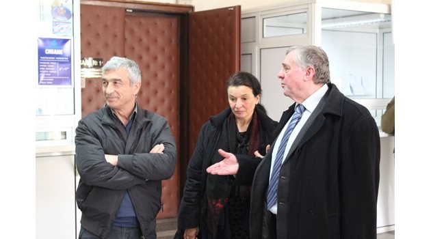 Кметът на Белово Костадин Варев / вляво на снимката/ и Анета Кечева разговарят с адвоката си в съда в Пазарджик