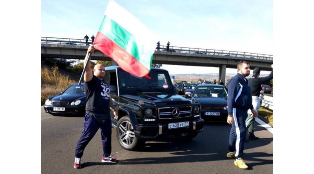 Джип-мерцедес с руска регистрация е начело на протеста на магистралата до  Бургас, а зад него се вижда един от мерцедесите на шествието.
