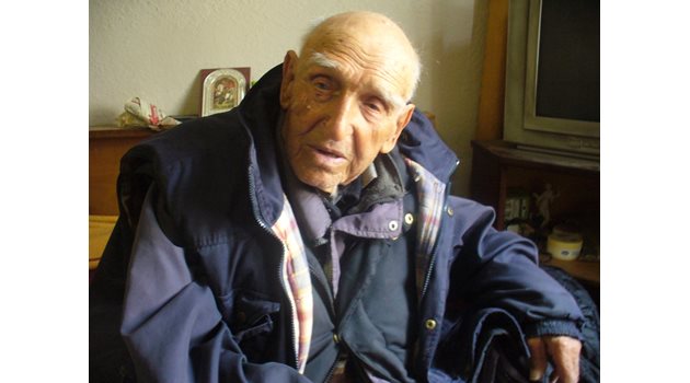 На 103 г. дядо Стойчо се бръсне сам, сам си пали и печката, която е на дърва.