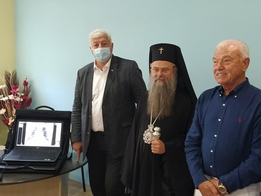 Здравко Димитров, митрополит Николай и Петър Манджуков до новия мобилен рентген. 
