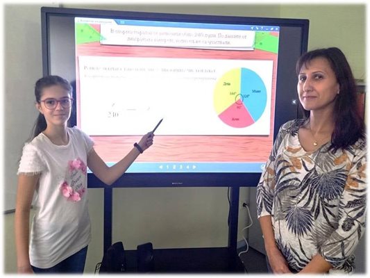 
Ана-Мария с учителката си по математика г-жа Аделина Павлова.

