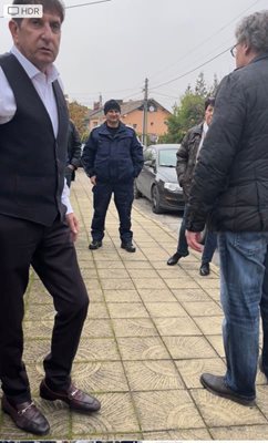 Георги Мараджиев в контакт със служители на Икономическа полиция пред дома му в Стамболийски. Снимки:24plovdiv.bg