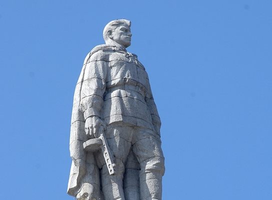 Повече от 30 г. паметникът на съветския воин Альоша буни политически войни в Пловдив.