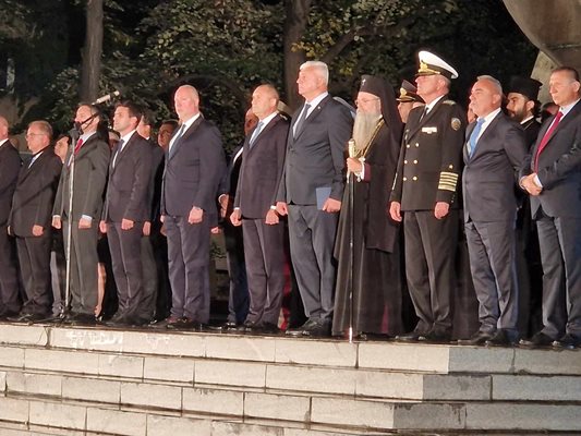 Пред паметника на Съединението в Пловдив застанаха председателят на парламента Росен Желязков, министърът на културата Кръстю Кръстев, и.ф. главен прокурор Борислав Сарафов, депутати и местни лидери. Снимка: 24 часа