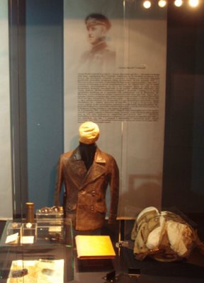 Боен дневник, почетна грамота, авиаторски очила, яке, боне и значка на пилота във Военноисторическия музей