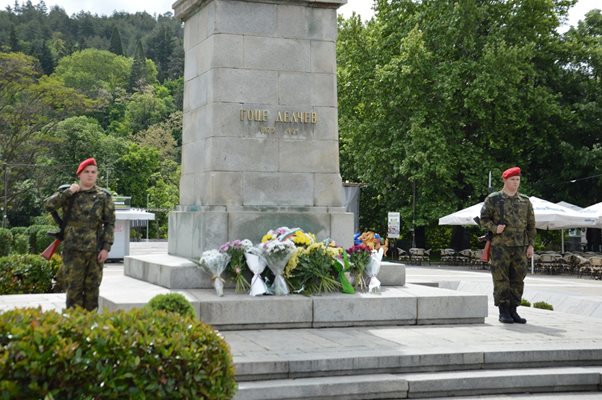 С шествие по главната пешеходна улица и полагане на цветя пред паметника на Гоце Делчев благоевградската общественост се поклони пред паметта и делото на великия български революционер.
