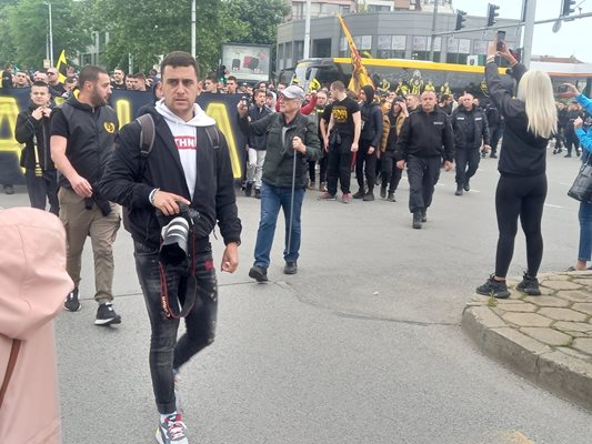 "Жълто-черните" пристигнаха пред общината с голямо шествие.