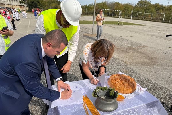 Направиха първа копка на изграждането на физкултурен салон и топла връзка към ОУ „Никола Обретенов" Снимка: Община Русе