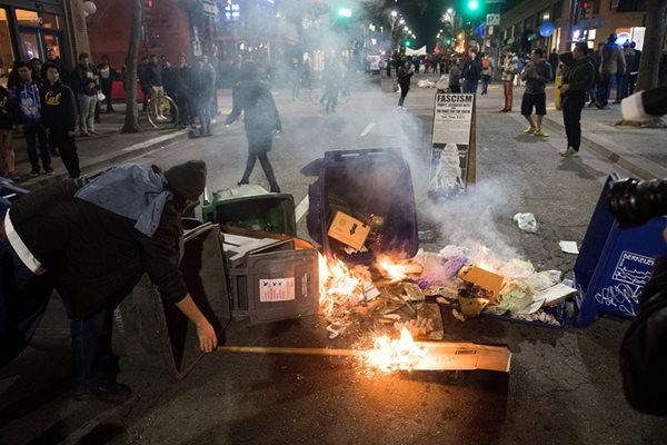 На протест против Янопулос в Бъркли избухнаха безредици.