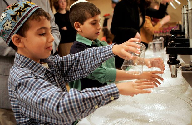 Еврейски деца се подготвят за празника Песах