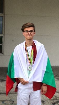 От Младежката балканска олимпиада в Румъния се прибира със сребърен медал.