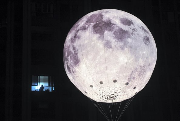 Посетители на есенния фестивал през 2015 г. в китайския град Нанджинг наблюдават балон във формата на луна. Фестивалът се провежда на петнайсетия ден от осмия месец на лунния календар, когато е пълнолуние. През 2015 г. това се е паднало на 27 септември.