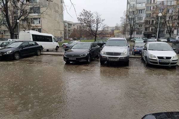 Хората газят вода до глезените, за да стигнат до колите си.