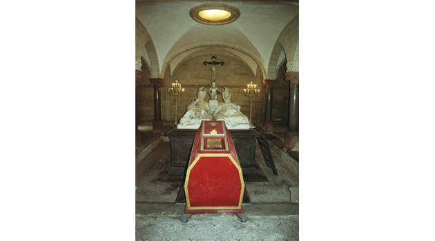 Ковчегът на Фердинанд в криптата на католическата църква "Св. Августин" в Кобург пред каменните саркофази на майка му и баща му.