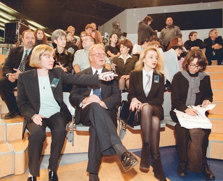 Албърт Парсънс гледа първия брой на “Шоуто на Слави”. Вляво е Светлана Василева, също изпълнителен директор на Би Ти Ви, отдясно е пиарът Мирослава Бонева, която след време му става жена.