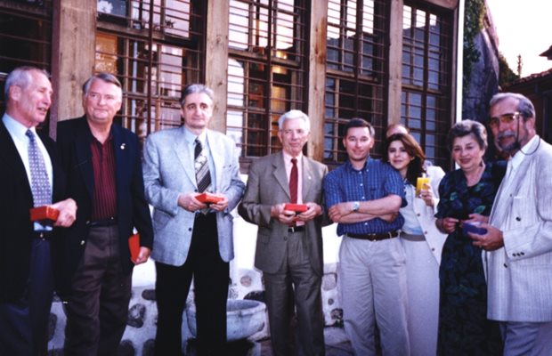Маркус Волф (от ляво на дясно ), шефът на ЦРУ Ричард Кър, Мирослав Туджман, директорът на френското разузнаване Пиер Лакост. В дясно е ген. Бояджиев и съпругата му Радка. 
СНИМКИ: Архив на ген. Бояджиев