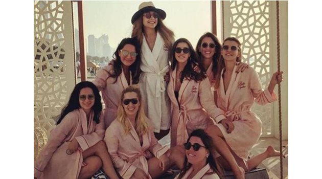 ПОСЛЕДНАТА СНИМКА: 8-те млади жени от моминското парти позират в луксозния 5-звезден хотел в Дубай, загърнали се в халати.