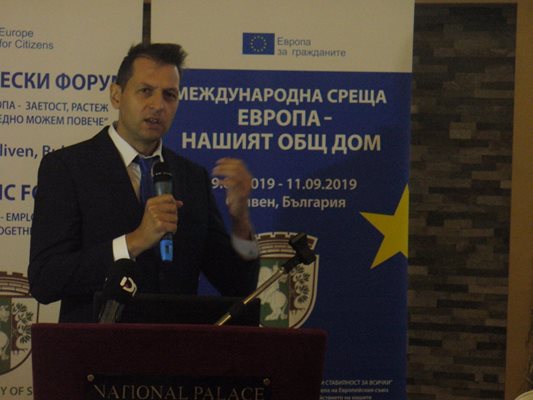 Георги Стоев, ръководител на екипа, който направи общия бизнес каталог на Ямбол и Сливен, го представи днес пред участниците в икономическия форум в Сливен.