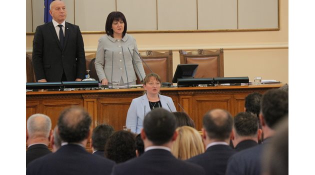 Деница Сачева се закле като социален министър в парламента вчера. СНИМКА: РУМЯНА ТОНЕВА