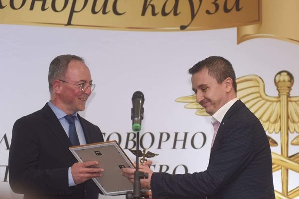 Министърът на енергетиката Александър Николов връчи отличието на Красимир Ненов, изпълнителен директор на “КонтурГлобал Марица Изток 3”.