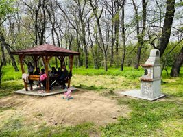 Барбекютата в парк “Лаута” са с беседки и там през топлите месеци непрекъснато се събират пловдивчани на семейни тържества. 
