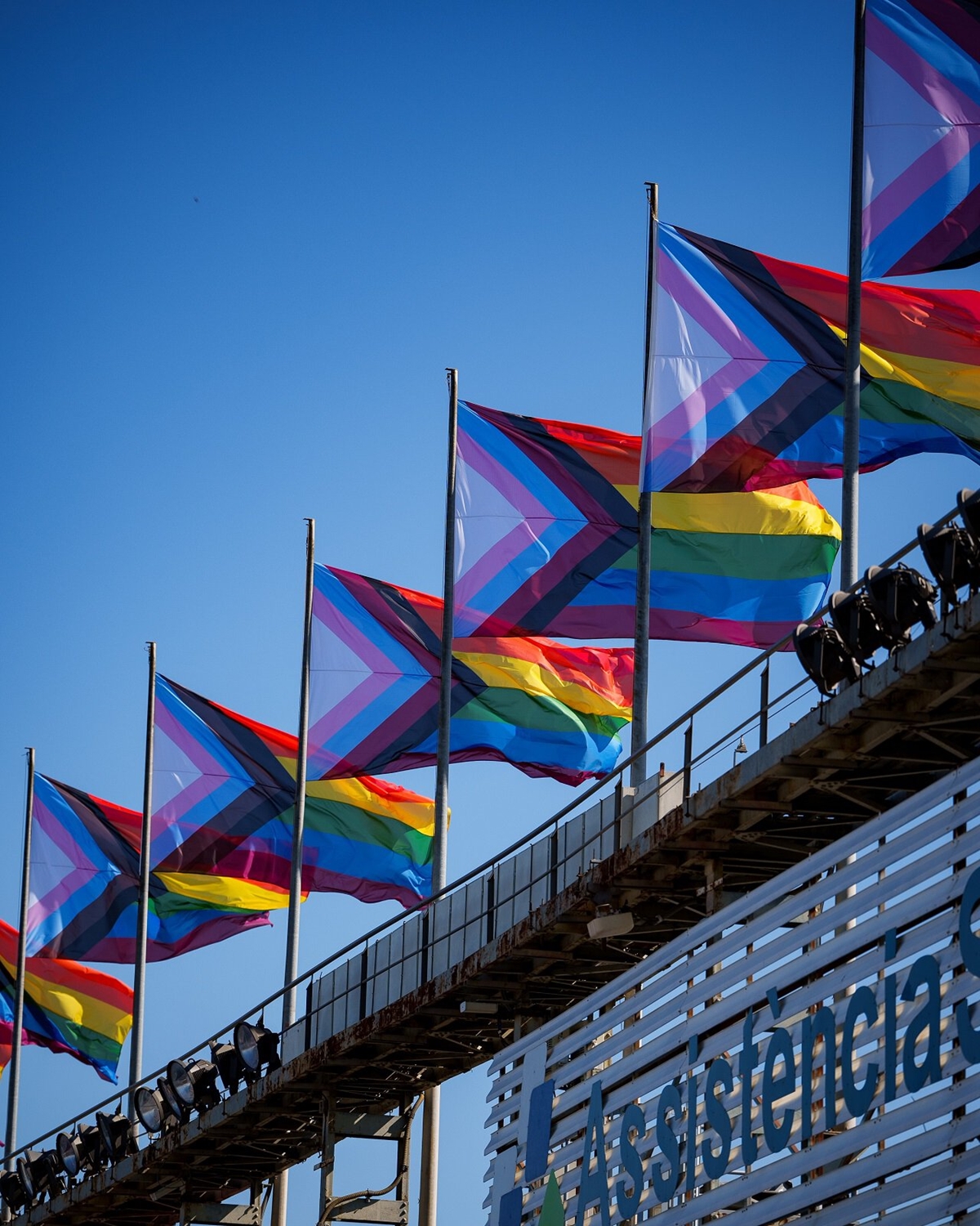 "Барселона" издигна знамена в цветовете на дъгата на "Камп Ноу"