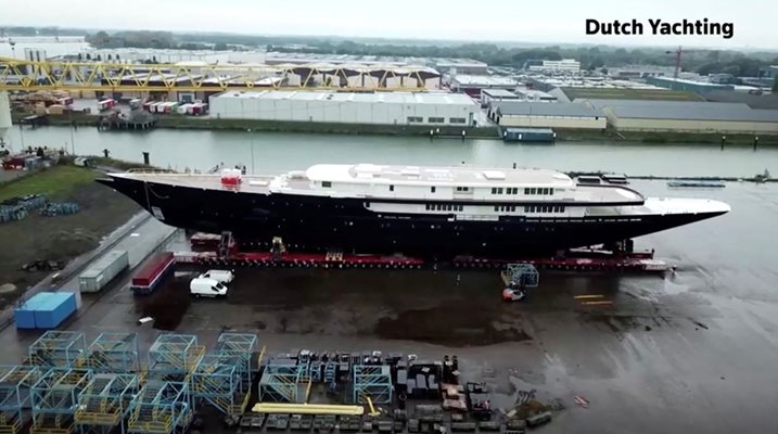 140-метровата яхта на Безос струва $ 500 млн. и с нея милиардерът ще обикаля света с любовницата си.

СНИМКА: РОЙТЕРС