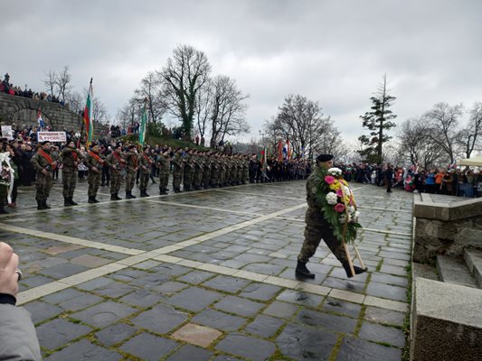 Военни поднасят венец пред паметника на загиналите за свободата на България.