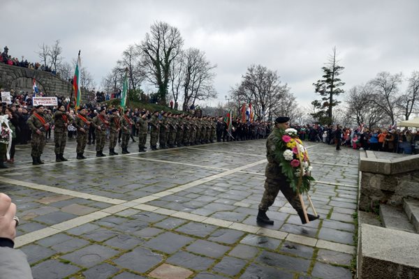 Военни поднасят венец пред паметника на загиналите за свободата на България.