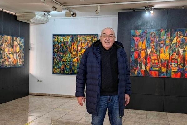 Художникът Марин Делимаринов в галерия Средец, където е показана изложбата му.