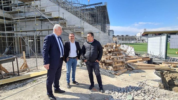 Здравко Димитров, Пламен Райчев и Костадин Язов провериха как върви ремонтът на стадион "Локомотив".