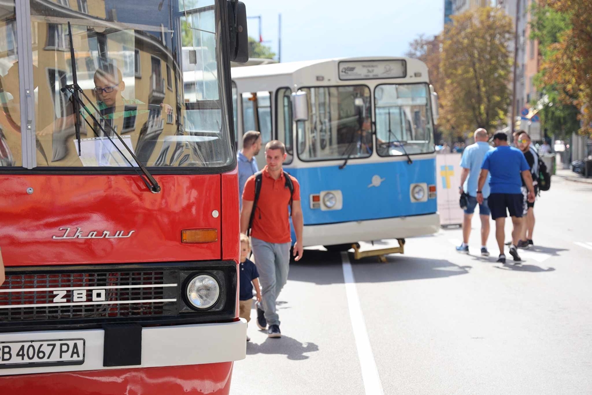 Деца се радват на стари автобуси и тролейбуси в центъра на София (Галерия)