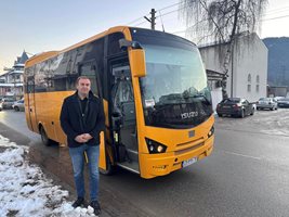 Кметът на община Сърница Неби Бозов пред новия училищен автобус
