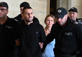 Единият от обвинените контрабандисти Стефан Димитров и Петя Банкова влизат в съдебната зала.