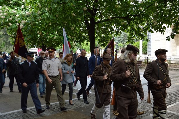 С шествие по главната пешеходна улица и полагане на цветя пред паметника на Гоце Делчев благоевградската общественост се поклони пред паметта и делото на великия български революционер.