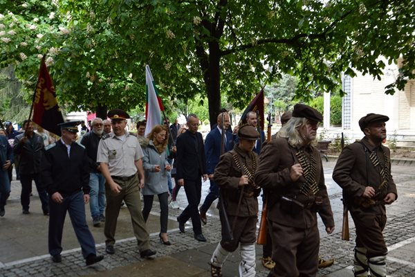 С шествие по главната пешеходна улица и полагане на цветя пред паметника на Гоце Делчев благоевградската общественост се поклони пред паметта и делото на великия български революционер.