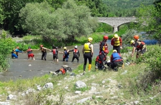 БЧК обучава доброволци за действие при наводнения край р. Струма. СНИМКА: БЧК