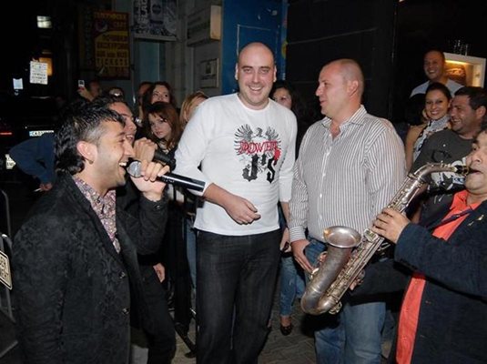 Михаил Краус (вдясно) бил предаден на бандата от приятеля си Сапата. 
СНИМКИ: "24 ЧАСА"
