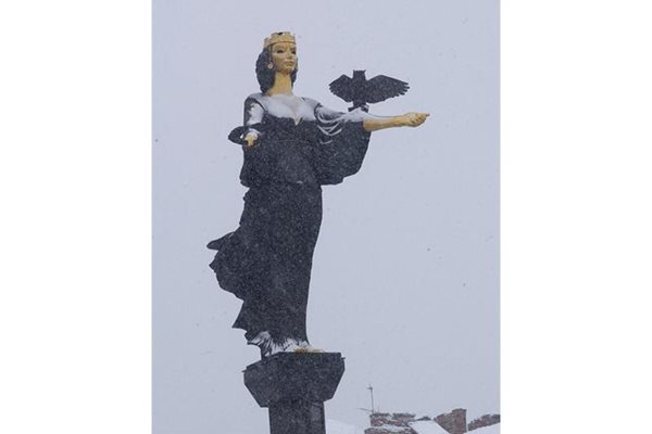 Статуята от мед и бронз с позлата е достатъчно нависоко, за да избегне набезите на крадците, радва се авторът й проф. Георги Чапкънов.
СНИМКИ: ГЕРГАНА ВУТОВА И АРХИВ