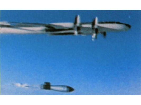 Бомбандировачът Ту-955 пуска бомбата.