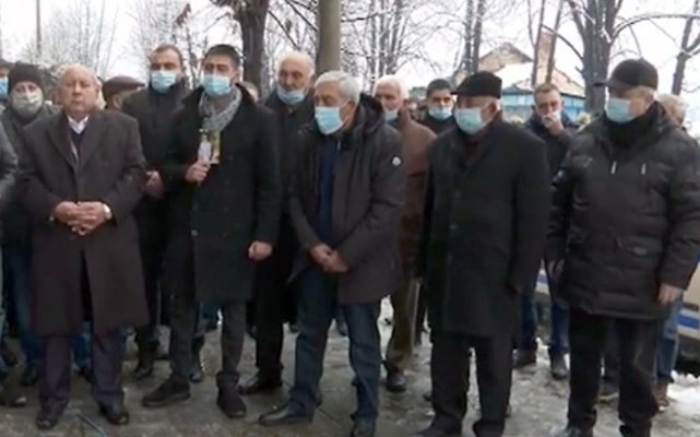 Близки се събраха на протест в Мездра